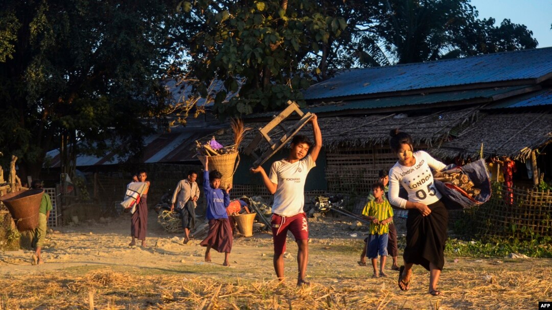 မြန်မာစစ်တပ် နဲ့ AA လက်နက်ကိုင်တပ်တို့ကြား တိုက်ပွဲကြောင့် ရခိုင်မြောက်ပိုင်းကဒေသခံတွေ အိုးအိမ်တွေစွန့်ပြီး စစ်ရှောင်နေကြပုံ (ဓါတ်ပုံ-AFP) 