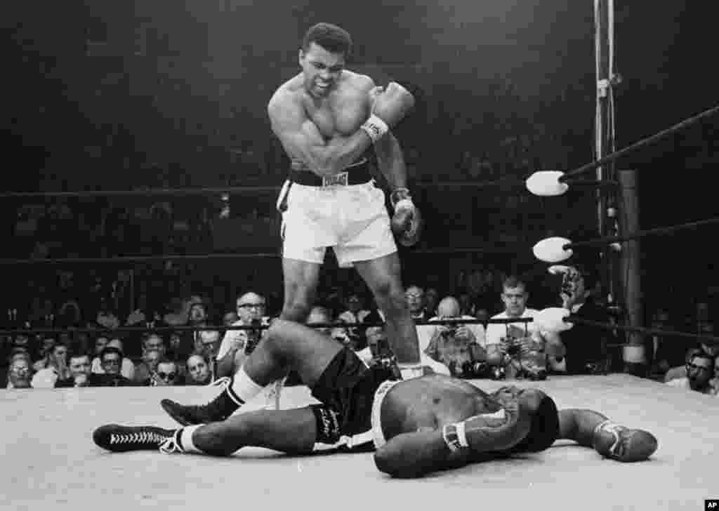 Muhammad Ali kuchli zarba ostida yerga qulagan raqibi Sonni Liston tepasida, 25-may, 1965-yil.