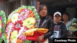夏俊峰遺孀、兒子準備離家為夏俊峰出殯（網絡圖片）