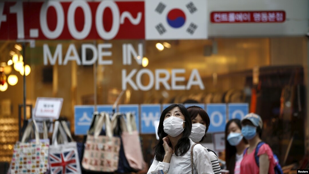 11일 서울 명동에서 관광객들이 메르스 감염을 막기 위해 마스크를 쓰고 있다. 