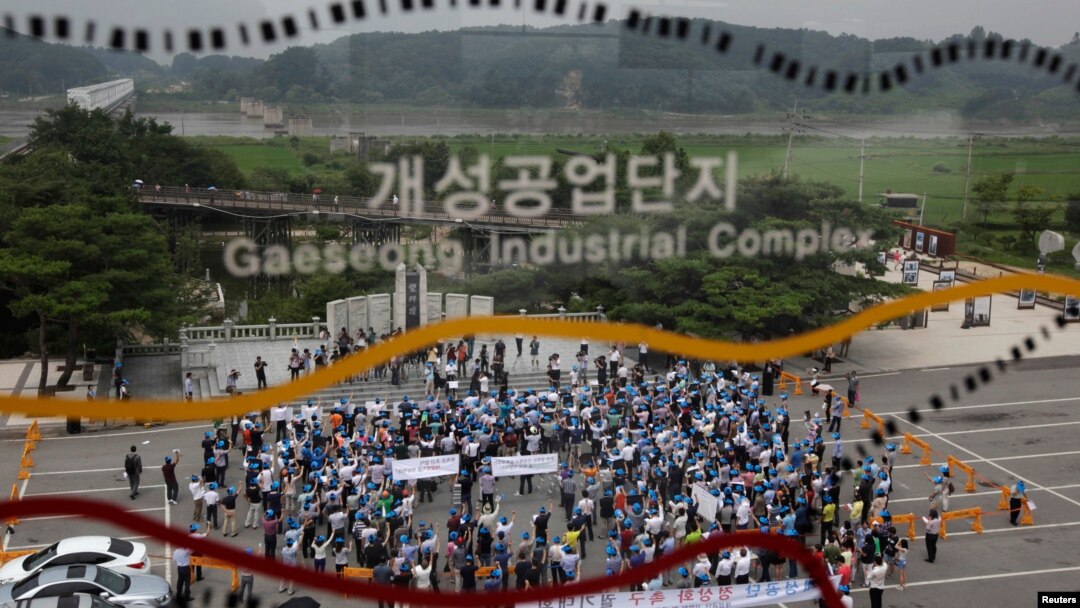한국의 개성공단 기업 관계자와 근로자들이 7일 파주 임진각에서 공단 정상화를 촉구하는 시위를 벌이고 있다. 임진각 개성공단 안내판 너머로 바라본 모습.