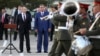 Rossiya va Tojikiston rahbarlari Dushanbeda, rus harbiy bazasini ko'zdan kechirayapti. 5-oktabr, 2012-yil.