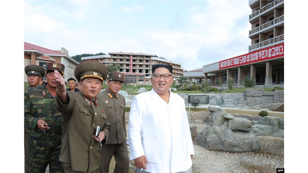 김정은 북한 국무위원장은 지난달 31일 평안남도 양덕군에 있는 관광지구 건설장을 현지 지도했다고 관영매체들이 전했다.