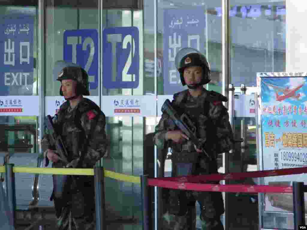 Armed police deployed at the international airport in Urumqi, China, May 25, 2014. (Fred Wong/VOA)