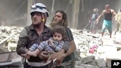 Trabajadores de defensa civil rescataron a niños después de los ataques aéreos en Alepo, Siria, el jueves, 28 de abril de 2016.