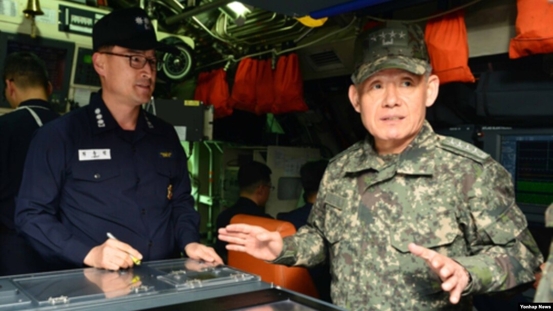 최윤희 한국 합참의장이 12일 경남 진해 잠수함사령부를 방문해 대비태세를 보고 받고 있다.