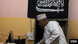 Radical Kenyan cleric Sheikh Abubakar Shariff, also known as Makaburi, at home, October 2013. (Mohammed Yusuf/VOA)