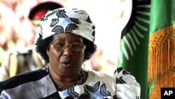 Malawi's new President Joyce Banda gives a press conference in Lilongwe, April 10, 2012. 