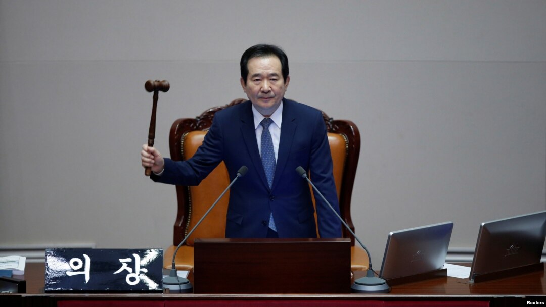 정세균 한국 국회의장이 9일 박근혜 대통령 탄핵안 가결을 선포하고 있다.