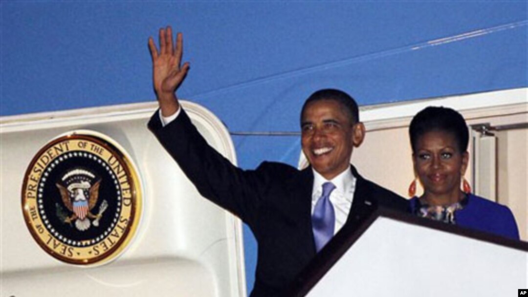 U.S. President Barack Obama and first lady Michelle Obama step off Air Force One as they arrive at London's Stansted Airport, May 23, 2011