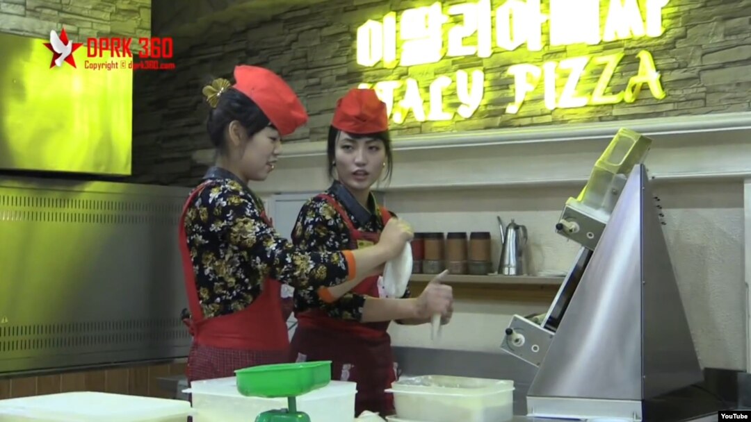 싱가포르 출신 아람 판 씨가 평양에서 촬영한 피자식당 동영상이 인터넷에서 화제다. 사진은 유튜브에 올라온 영상에서 피자요리를 준비하는 종업원들.