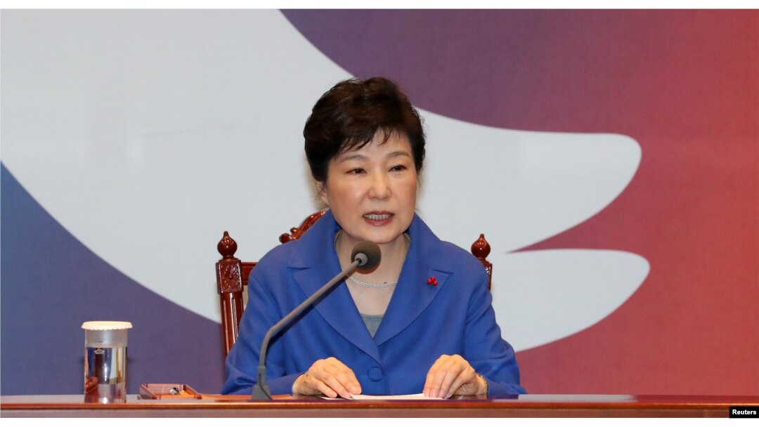 박근혜 한국 대통령이 9일 오후 탄핵소추안이 가결된 이후 청와대에서 열린 국무위원 간담회에서 모두발언하고 있다.