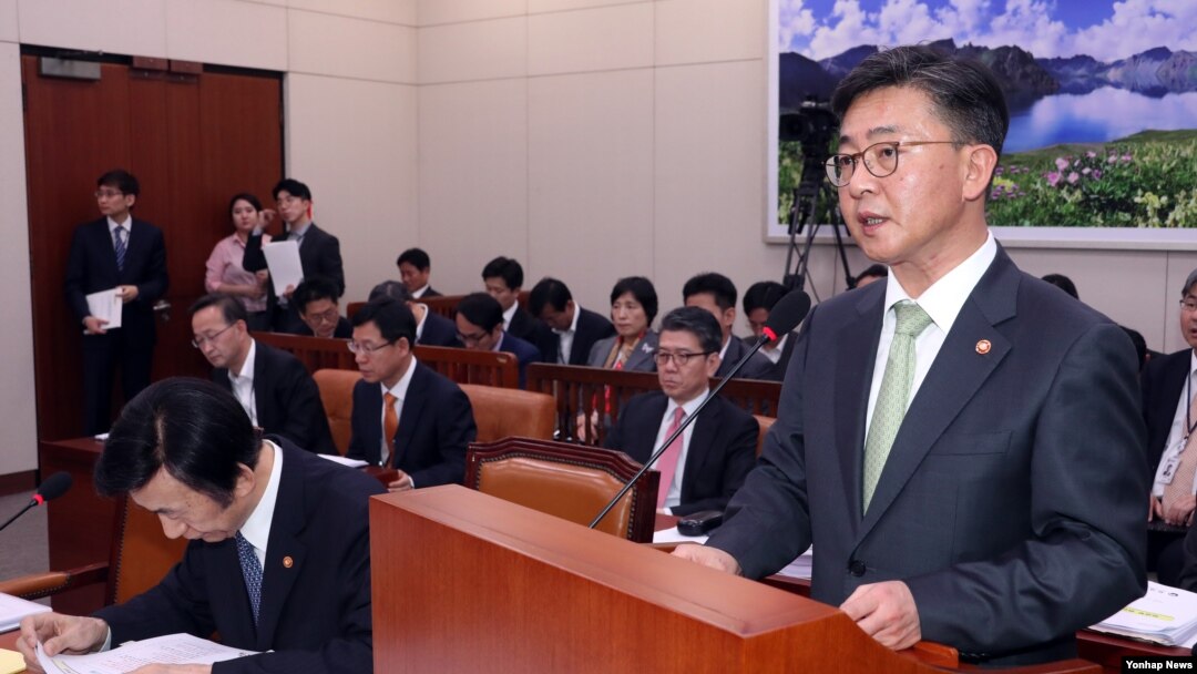 홍용표 한국 통일부 장관(오른쪽)이 지난 14일 국회 외교통일위원회 전체회의에서 현안보고를 하고 있다.