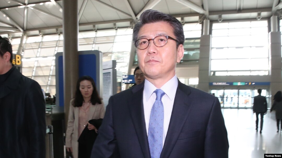 한국측 신임 북핵 6자회담 수석대표인 김홍균 외교부 한반도평화교섭본부장이 10일 미국 방문을 위해 인천공항을 통해 출국하고 있다.