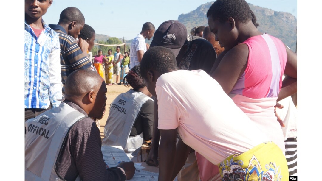 Malawi electoral officials check the names of the voters on Tuesday. (L Masina/VOA)