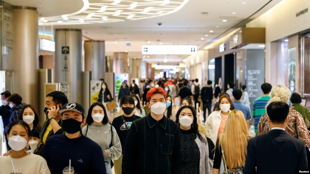 마스크를 쓰고 백화점을 찾은 한국 서울 시민들 (자료사진) 