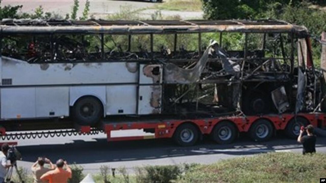 Así quedó el autobús en que viajaban los turistas muertos en el aeropuerto de Burgas, en Bulgaria.