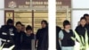 북한 김정은 국무위원장의 이복형 김정남을 살해한 혐의로 기소된 인도네시아인 시티 아이샤(왼쪽)와 베트남 국적자 도안 티 흐엉이 3일 말레이시아 쿠알라룸푸르 샤알람 법원을 나서고 있다.