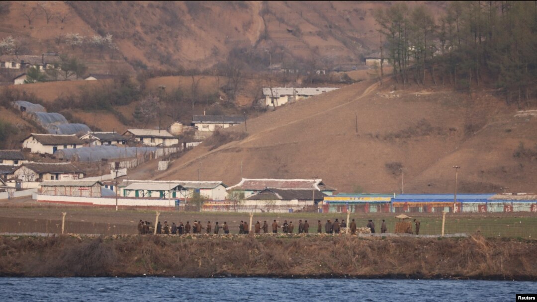 지난 4월 중국 단둥에서 압록강 너머로 바라본 북한 신의주.