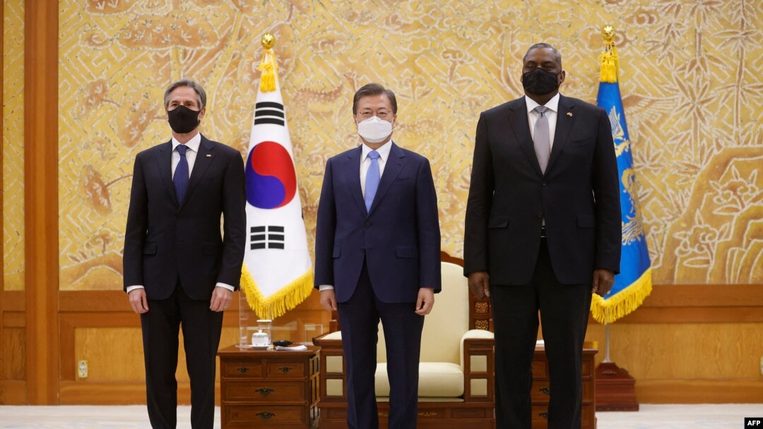 방한 중인 미국의 토니 블링컨 국무장관(왼쪽)과 로이드 오스틴 국방장관(오른쪽)이 18일 청와대에서 문재인 한국 대통령을 예방했다.
