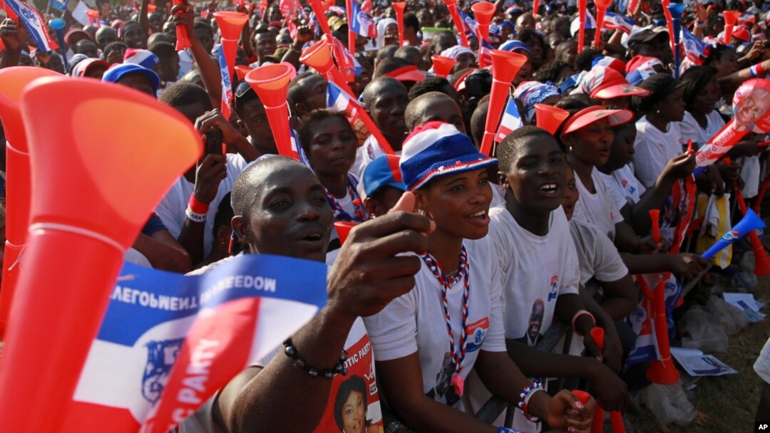 Supporters of opposition presidential candidate Nana Akufo-Addo cheer during his final campaign rally ahead of Friday's presidential election, in Accra, December 5, 2012. 