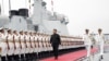 中国国家主席习近平2019年4月23日为庆祝中国海军建军70周年在山东青岛检阅人民解放军海军仪仗队。