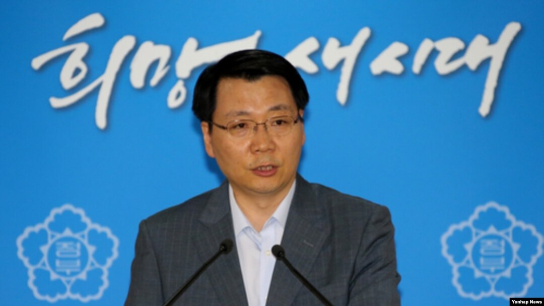 김형석 통일부 대변인이 8일 정부서울청사에서 정례브리핑을 통해 개성공단의 재가동 여부는 오는 10일 열리는 후속회담의 결과에 달려있다고 발언하고 있다. 