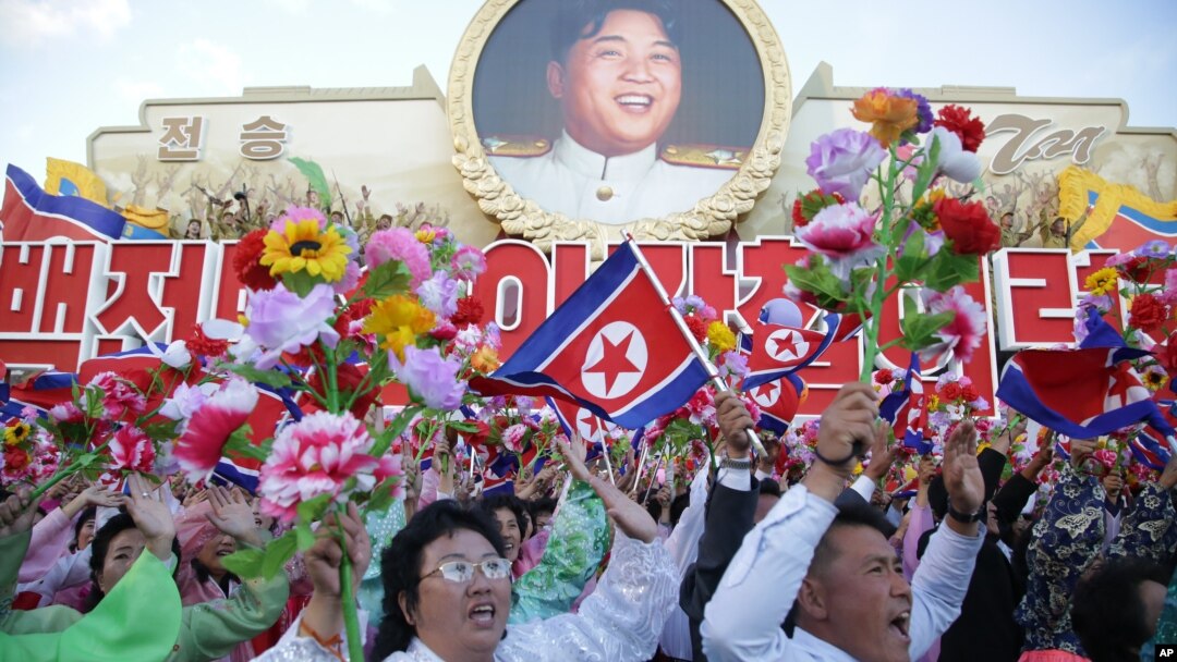 지난 10월 북한 평양에서 열린 노동당 창건 70주년 기념식에서 북한 주민들이 김일성 주석 사진을 배경으로 환호하고 있다. (자료사진)