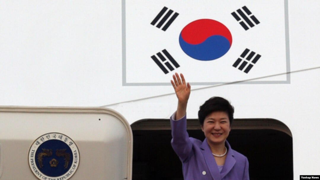박근혜 한국 대통령이 4박6일간의 미국순방을 마치고 10일 오후 서울공항에 도착, 전용기에서 내리며 손을 흔들어 인사하고 있다.