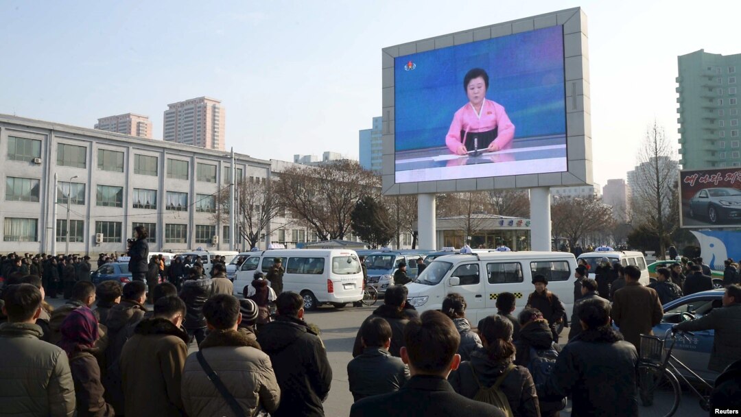 지난 1월 평양 시민들이 대형 화면으로 북한 당국의 수소폭탄 핵실험 성공 발표를 보고 있다.