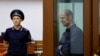El reportero del Wall Street Journal, Evan Gershkovich, que está siendo juzgado por cargos de espionaje, reacciona dentro de un recinto para los acusados ​​antes de una audiencia judicial en Ekaterimburgo, Rusia, el 26 de junio de 2024.