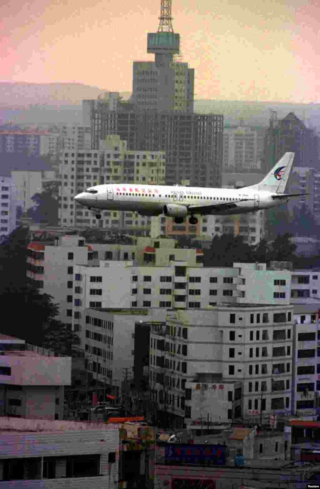 1997年1月21日,海南航空公司的波音737-300客机在海南省省会海口降落之前