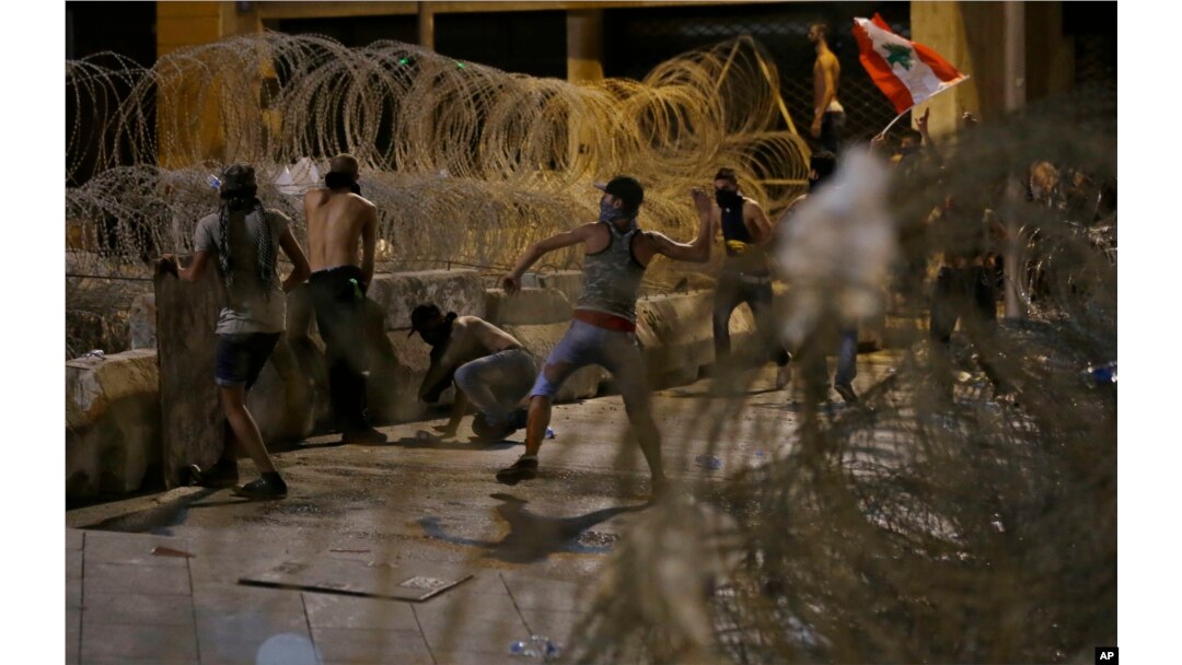 Lebanese anti-government protesters clash with riot police during a demonstration in Beirut, Aug. 29, 2015.