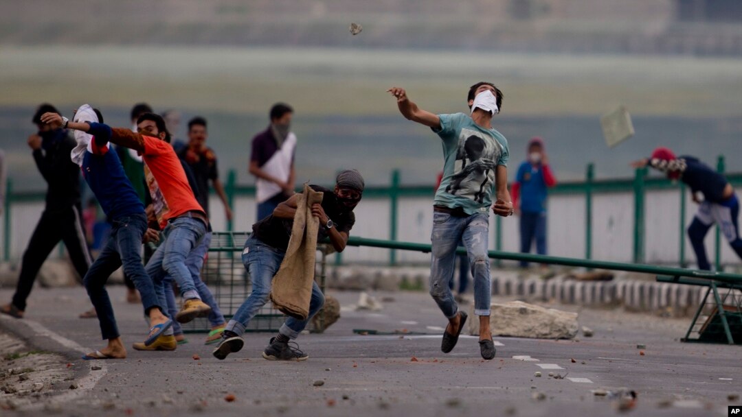 Kashmiri Muslim protesters throw stones at Indian troops in Srinagar, Indian-controlled Kashmir, July 12, 2016. Violence erupted following the Friday killing of rebel commander Burhan Wani.