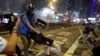 香港防暴警察在10月21日晚在元朗街头抓捕示威者。（2019年10月21日）