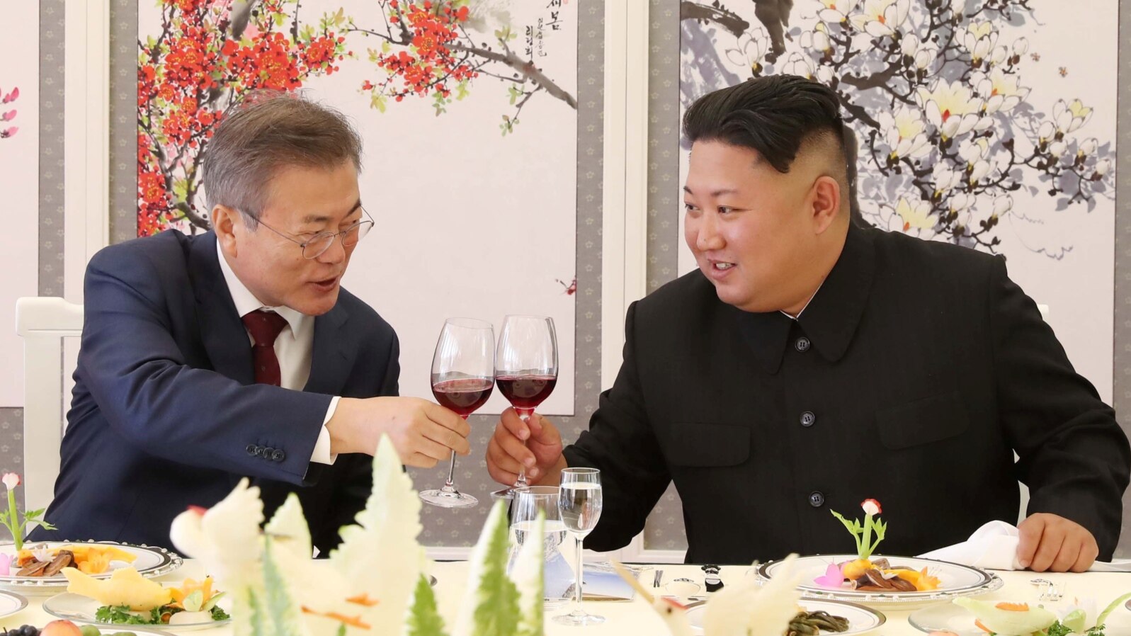South Korean President Moon Jae-in makes a toast with North Korean leader Kim Jong Un during a luncheon at Samjiyon Guesthouse in Ryanggang province, North Korea, Sept. 20, 2018.