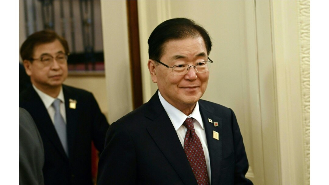 정의용 한국 외교장관(오른쪽)과 서훈 국가안보실장이 지난 5월 워싱턴 백악관에서 열린 미군 한국전 참전용사 명예훈장 수여식에 참석했다.
