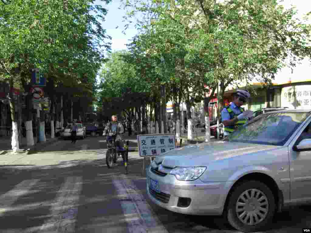 Following last week&#39;s explosions, police are stopping vehicles and questionning drivers in Urumuqi, China, May 25, 2014. (Fred Wong/VOA)