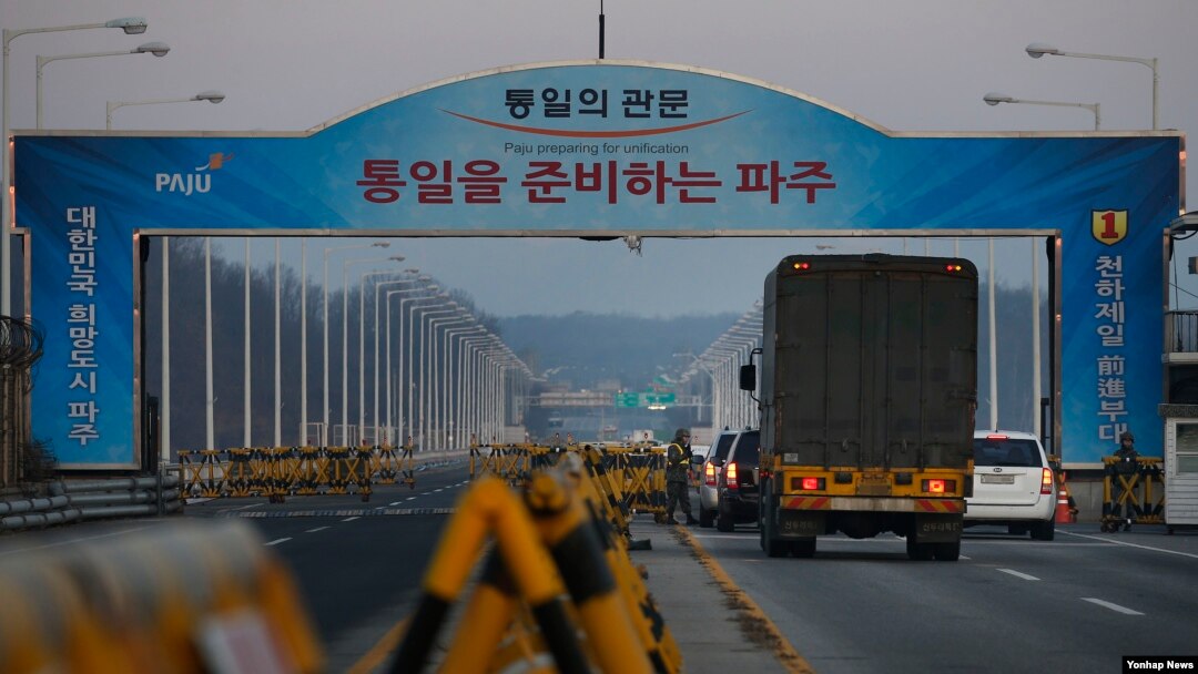 11일 경기도 파주시 통일대교 남단에서 개성공단 차량이 임진강을 건너기 위해 줄지어 대기하고 있다. 한국 통일부는 북한의 4차 핵실험에 따른 조치로 개성공단 생산활동과 직결된 인원에 한해 공단 방문을 허용하고 있다. 