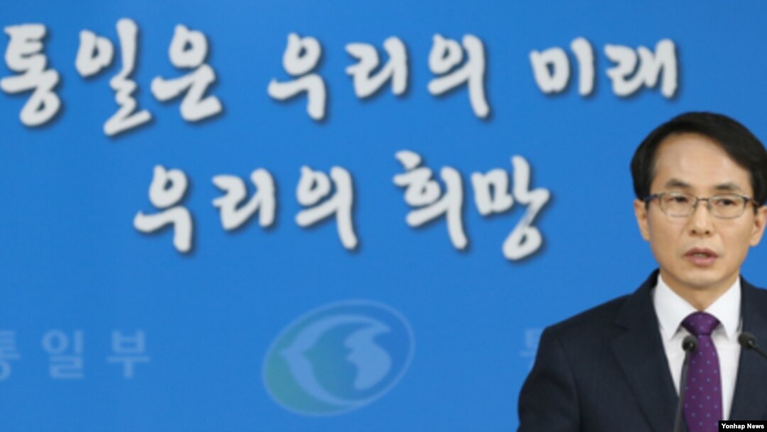 임병철 한국 통일부 대변인이 6일 정례브리핑에서 취재진의 질문에 답하고 있다.