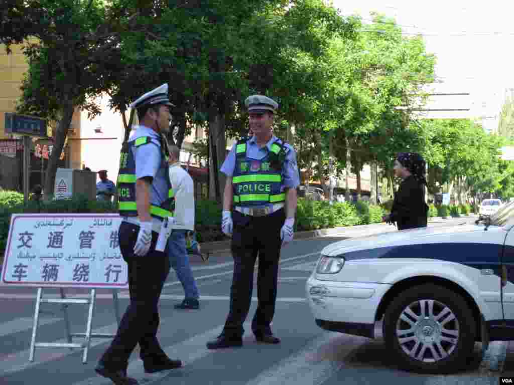 Security forces block access to the market where Thursday's explosions occurred, Urumqi, China, May 25, 2014. (Fred Wong/VOA)
