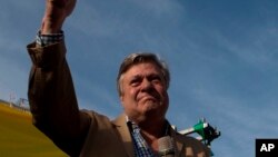 Leopoldo López Gil, el padre del preso líder de la oposición venezolana Leopoldo López, prepara junto a otros familiares en Madrid, España, el pedido a la Cruz Roja Internacional.