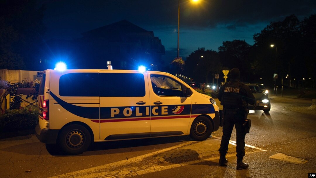 Police etiami na esika moto moko akataki motu ya molakisi moko ya lisitwale mpo alakisaki caricatures ya Mahomet pene na Paris, France, 16 octobre 2020.