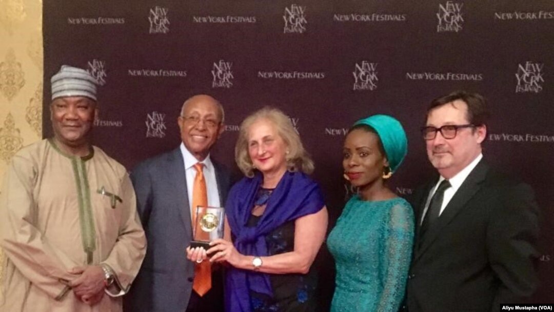 Mzalishaji Mwandamizi wa Habari VOA Beth Mendelson (Kati) na Kutoka kushoto Mhariri Mtendaji wa idhaa ya VOA Hausa, Aliyu Mustapha, Mkurugenzi wa Idara ya Africa, Negussie Mengesha, Mpiga picha Fati Abubakar and Mhariri wa Habari za Uchunguzi VOA,Tom Detzel.
