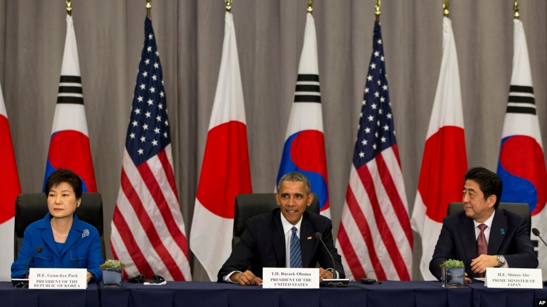 31일 핵안보정상회의가 열린 워싱턴 컨벤션센터에서 바락 오바마 미국 대통령(가운데)과 박근혜 한국 대통령(왼쪽), 아베 신조 일본 총리가 미한일 정상회담을 가진 후 공동기자회견을 하고 있다.