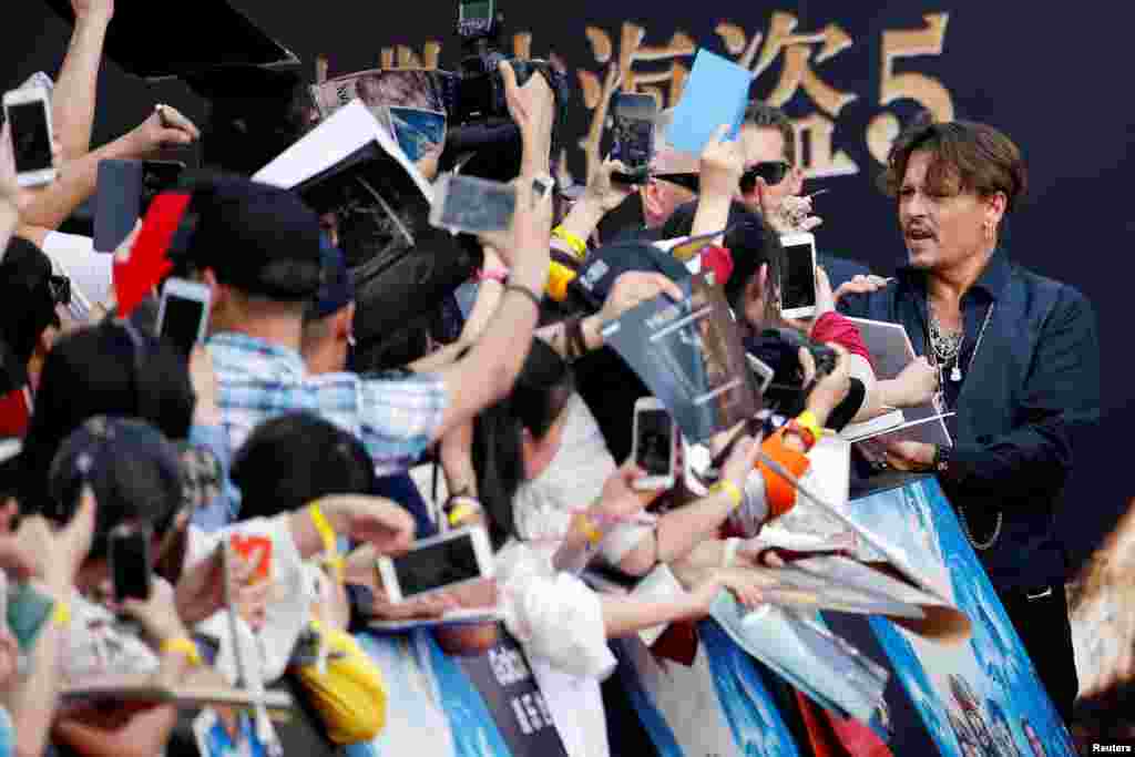 美国演员约翰尼&middot;德普 （Johnny Depp） 在上海参加好莱坞电影巨制《加勒比海盗５：死无对证》（ &quot;Pirates of the Caribbean: Dead Men Tell No Tales&quot; ）的全球首映礼。影迷们热烈欢迎 （2017年5月11日）。这个电影5月26日开始在中国放映，排片率和票房都很高。