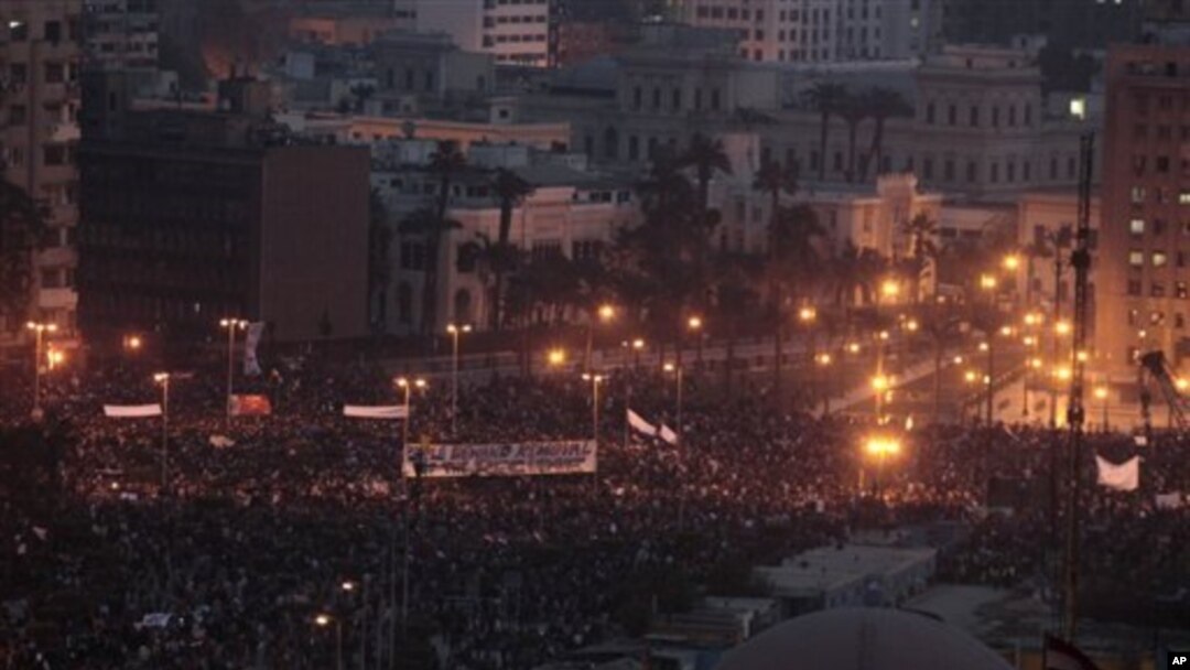 A crowd remains late in the afternoon in Tahrir Square in Cairo, Egypt, Feb 1, 2011