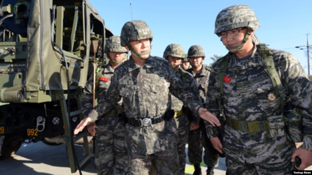 북한의 연평도 포격도발 3주기를 앞두고 최윤희 합참의장(왼쪽)이 11일 해병대 연평부대를 방문, 군사대비 태세를 점검하고 장병들을 격려했다.