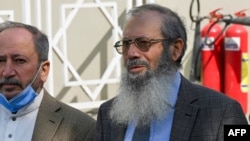 باوکی تۆمەتبارەکە لە بەردەم دادگای باڵا لە ئیسلام ئاباد لە کاتی چاوەڕێکردنی بڕیاری دادگاکە، پـێنجشەممە 28 ی مانگی یەکی 2021