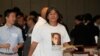 香港立法会议员梁国雄身穿带有刘晓波像的短袖衫（2013年7月16日）